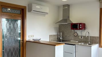 Jääkaappi, mikroaaltouuni, liesi, kahvin-/teenkeitin