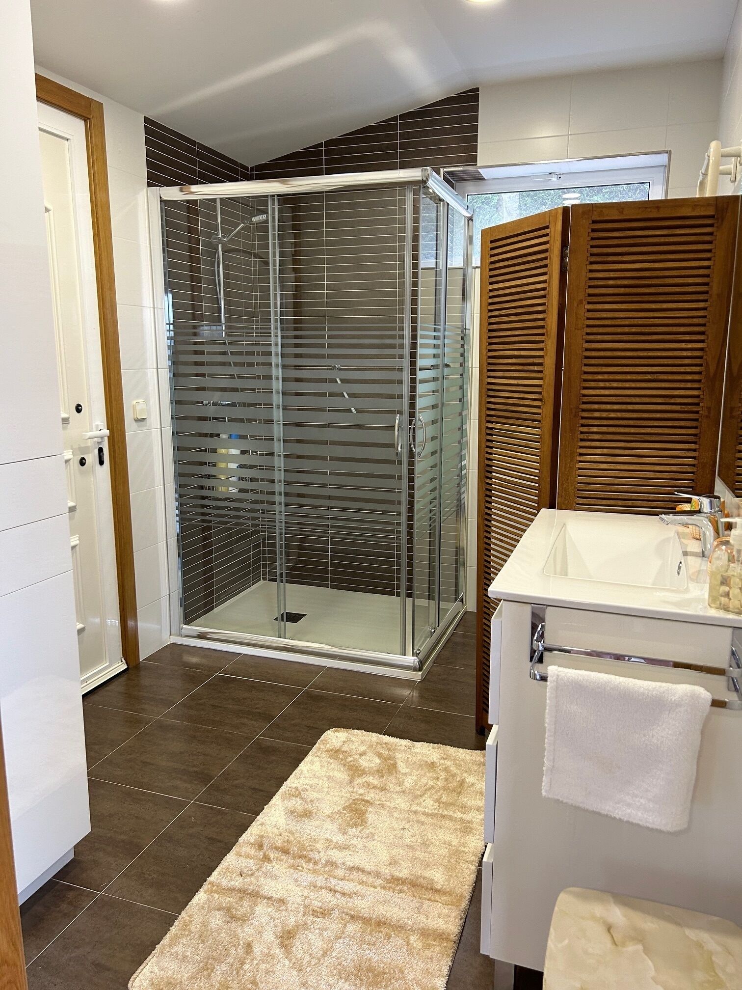 Douche, articles de toilette écologiques, sèche-cheveux, bidet