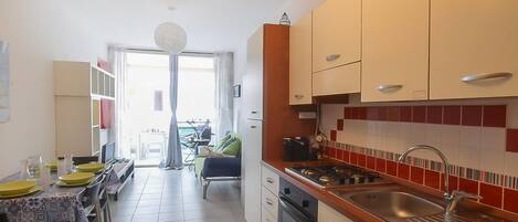 Refrigerador, parrilla de estufa y cafetera y tetera