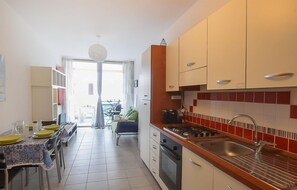 Frigorífico, placa de cocina y cafetera o tetera