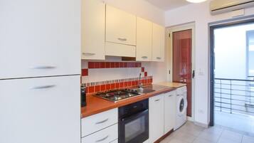 冷蔵庫、コンロ、コーヒー / ティーメーカー