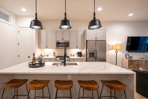 Fridge, microwave, oven, stovetop - Blackstone (Nashville)