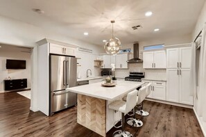 ثلاجة، ميكروويف، فرن، موقد طهي مسطح