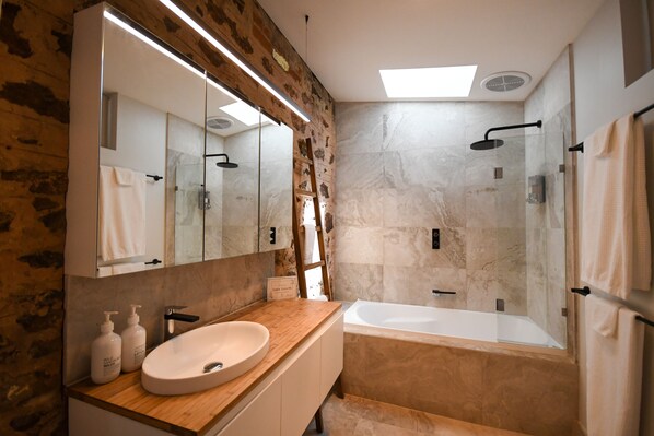 Hair dryer, towels, soap, shampoo