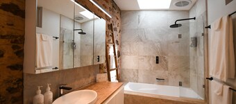 Beautifully renovated country cottage located near Mclaren Vale's best wineries