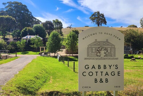 Beautifully renovated country cottage located near Mclaren Vale's best wineries