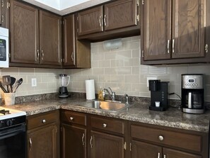 冷蔵庫、電子レンジ、オーブン、コンロ