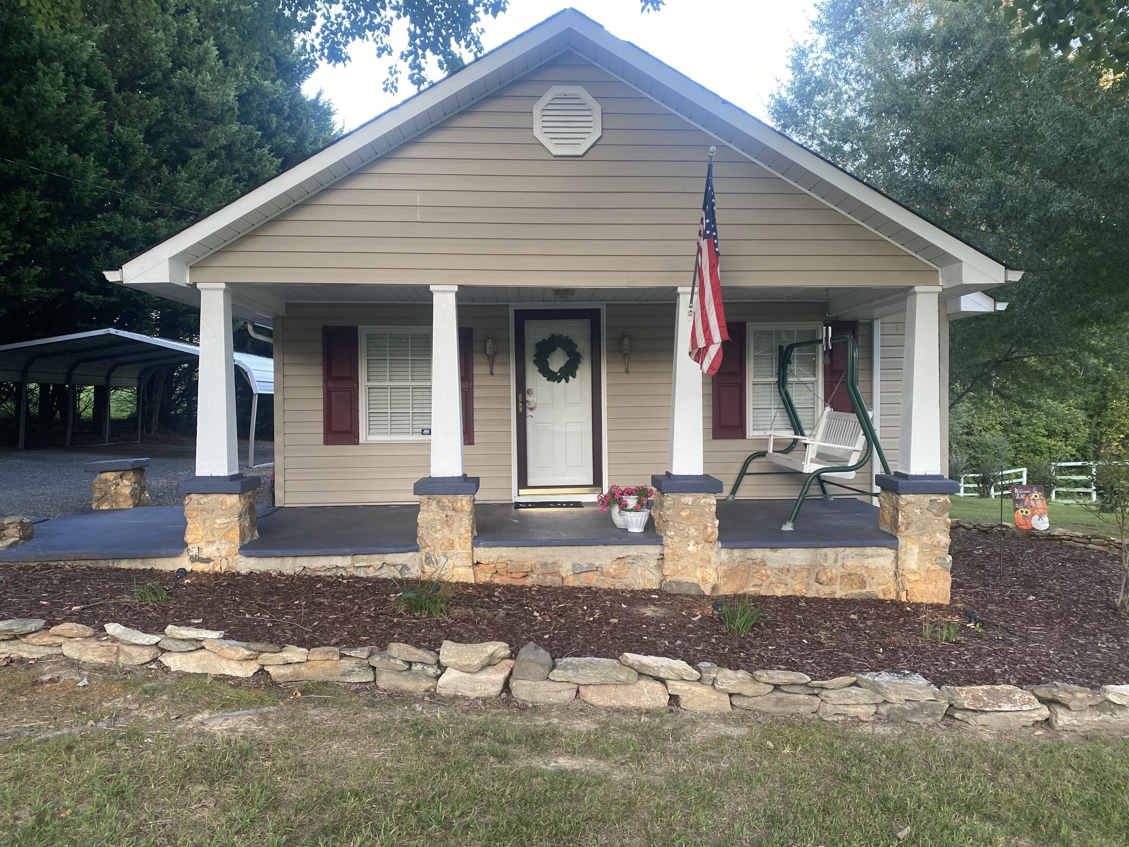 Cozy Country Bungalow, Rocking chair front porch. 20 miles to Danville VA Casino