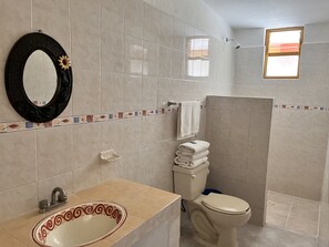 Shower, towels, soap, shampoo - HOTEL POSADA ANDALUZ (Xochitepec)