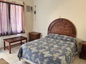 Tremannsrom – basic, 2 soverom, hageutsikt | Dundyner, strykejern/-brett og sengetøy