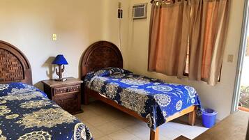 Couette en duvet d'oie, fer et planche Ă repasser, draps fournis