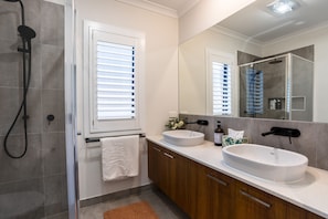 Hair dryer, towels, soap, shampoo - Luxury Parkside Family Retreat | 4BR | BBQ | Workspace (Clyde North)