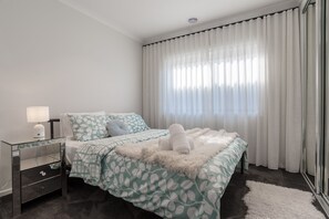 4 habitaciones, caja de seguridad en la habitación y escritorio