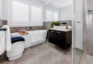 Een haardroger, handdoeken, zeep, shampoo