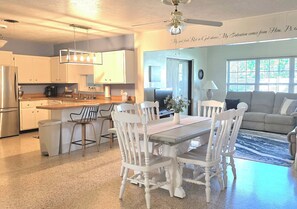 Interior - Close to Pickleball, Legacy Bike Trail, 15 min to Siesta Key beach (Sarasota)