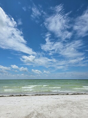 A beach with clear skies and calm sea. - Beautiful Spacious home, Close to Legacy Bike Trail and Siesta Key beach (Sarasota)
