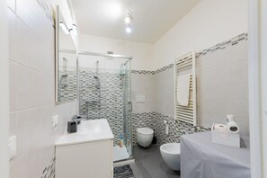 Doccia, asciugacapelli, bidet