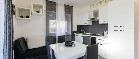 Réfrigérateur, four, plaque de cuisson