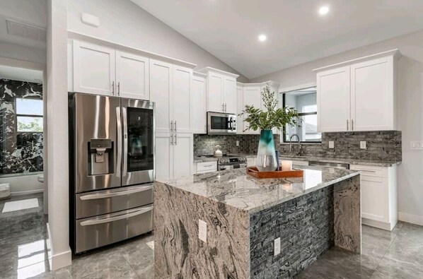 冷蔵庫、電子レンジ、オーブン、コンロ