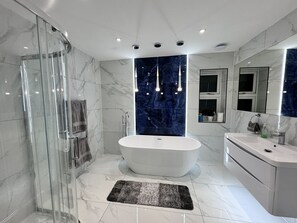 シャワー、タオル、石鹸、シャンプー