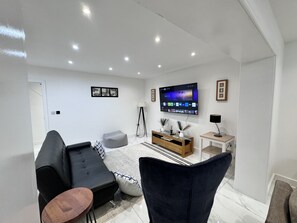 Smart TV - Orchard Farm Cottage 1
Relax with the whole family at this peaceful, cosy heaven (East Grinstead)