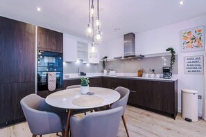 Dining - Full equipped, City Centre 3Bed Apt, Amazing Views (Salford)