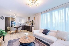 TV, offices - Full equipped, City Centre 3Bed Apt, Amazing Views (Salford)