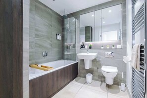 Shower, hair dryer, shampoo - Full equipped, City Centre 3Bed Apt, Amazing Views (Salford)