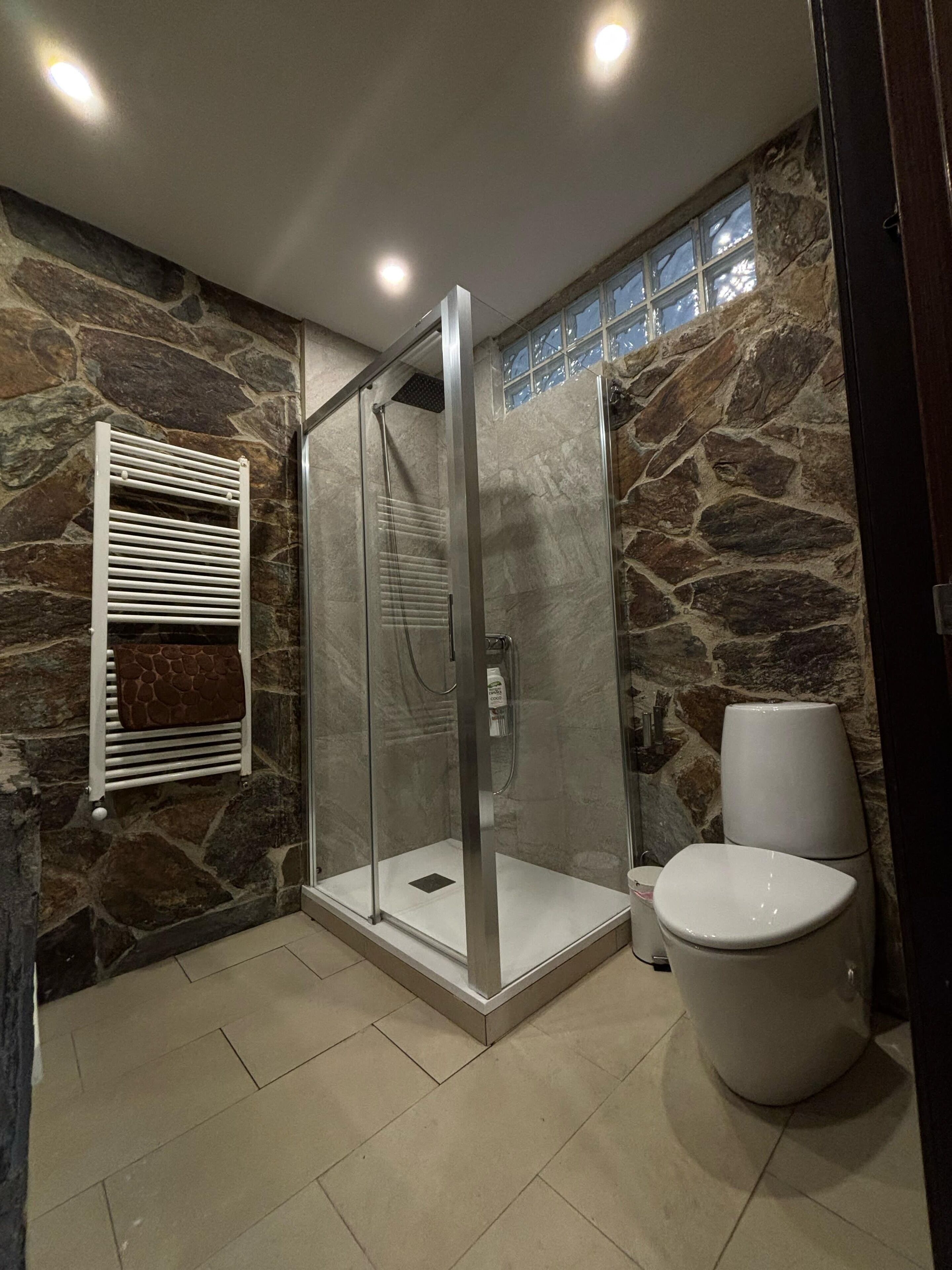 Suihku, hiustenkuivaaja, pyyhkeet, saippua