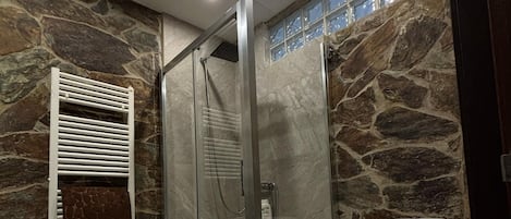 Douche, sĂšche-cheveux, serviettes fournies, savon