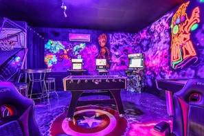 Games room - Marvel Game Room + Pool | 6BR Sleeps 14 | 5 min Disney (Kissimmee)
