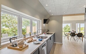 Refrigerador, parrilla de estufa, lavavajillas y cafetera y tetera 