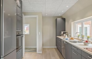 Refrigerador, parrilla de estufa, lavavajillas y cafetera y tetera 