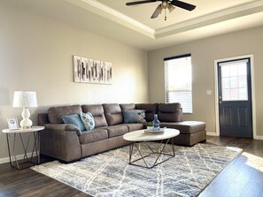 Smart TV, fireplace - Beautiful Spacious Family Home! (Converse)