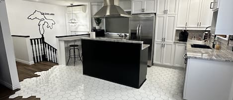 Geladeira, micro-ondas, fogão, cooktop