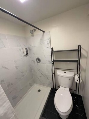 Shower, hair dryer, towels, shampoo - Charming Guest House in SD (San Diego)