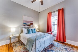 3 habitaciones, tabla de planchar con plancha, wifi y ropa de cama 