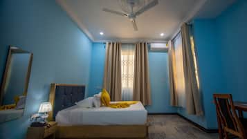 Phòng đôi Deluxe | 1 phòng ngủ, trang bị nội thất với thiết kế riêng biệt, bàn