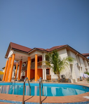 حمّام سباحة خارجي