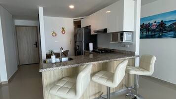 Refrigerador, microondas, horno, placa de cocina