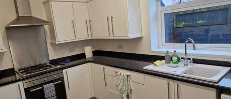 Kylskåp, mikrovågsugn, ugn och diskmaskin