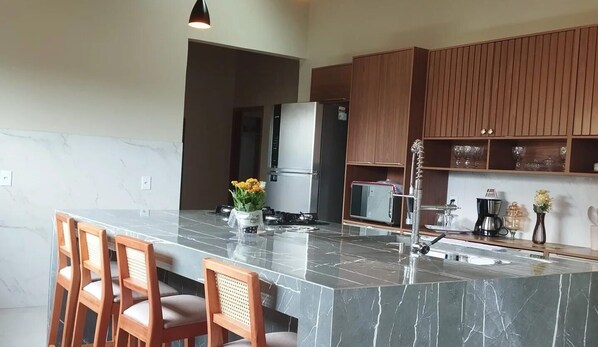 Kjøleskap, mikrobølgeovn, ovn og kokeplater