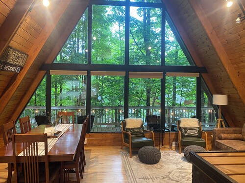 Apres’ Haus: Comfy A-Frame centrally located in Whitecap Village with fireplace 