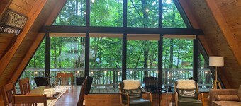 Apres’ Haus: Comfy A-Frame centrally located in Whitecap Village with fireplace 