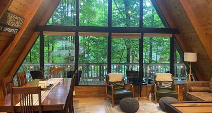 Apres’ Haus: Comfy A-Frame centrally located in Whitecap Village with fireplace