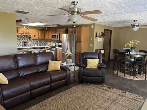 Peaceful getaway  centrally located just min. from Madison and Belterra casino.