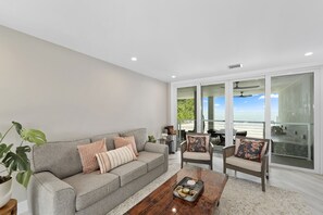 Smart-tv, ett bordtennisbord, böcker och en stereo