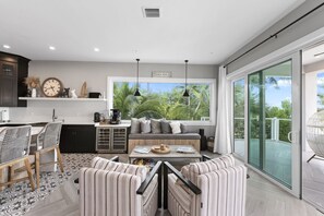 Smart-tv, ett bordtennisbord, böcker och en stereo