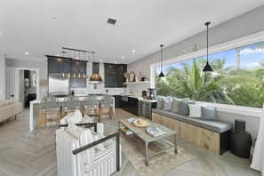 Smart-TV, Tischtennisplatte, Bücher, Stereoanlage