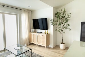 Smart-tv, een dvd-speler en boeken